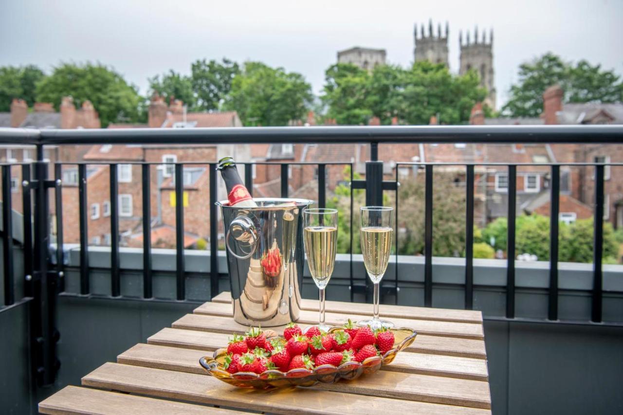The Quadrant - The Carillon Suite York Bagian luar foto