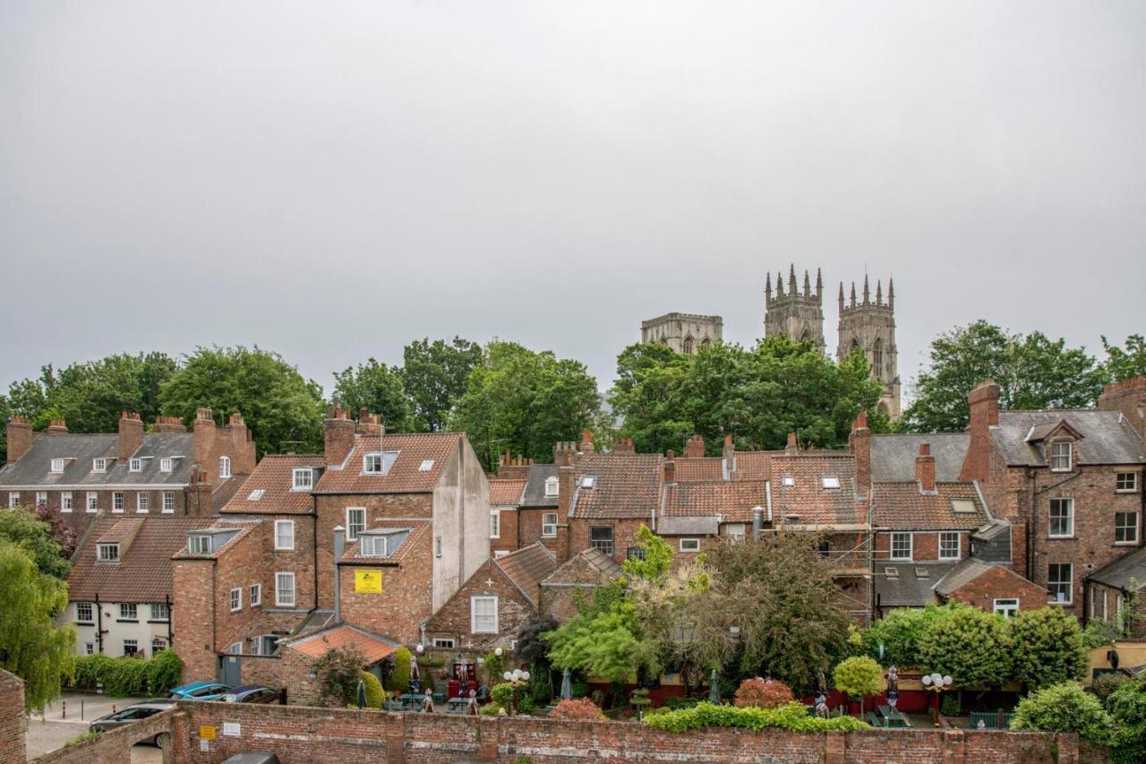 The Quadrant - The Carillon Suite York Bagian luar foto
